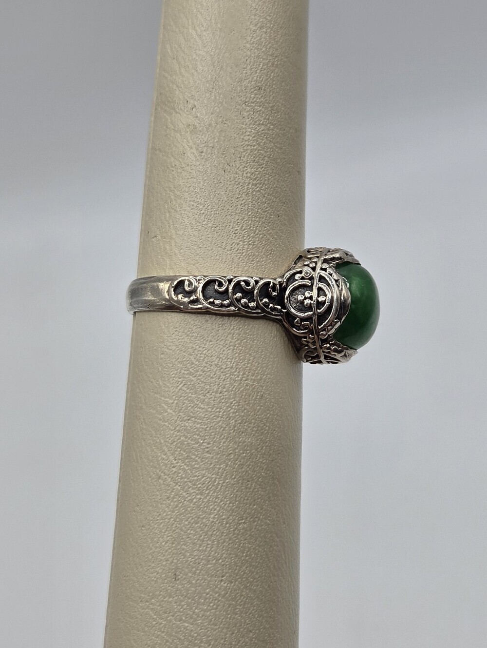 Vintage 925 Sterling Silver Burmese Green Jade Ring Size 8 Scrollwork Band - Picture 4 of 9